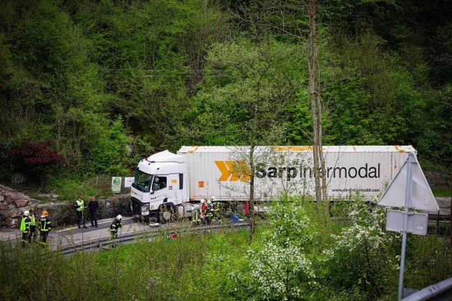 LKW-Sattelzug blieb bei Hochburg-Ach in Kehre stecken