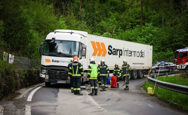 LKW-Sattelzug blieb bei Hochburg-Ach in Kehre stecken