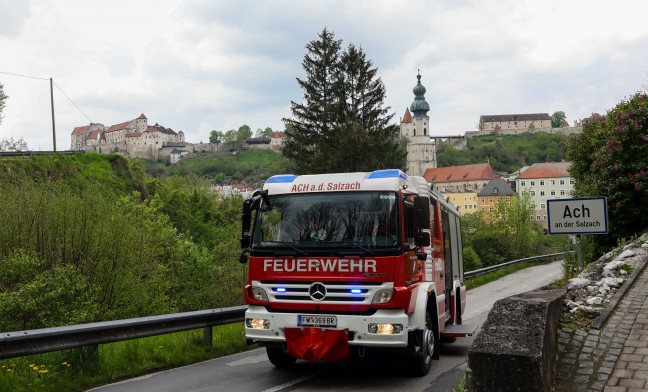 LKW-Sattelzug blieb bei Hochburg-Ach in Kehre stecken