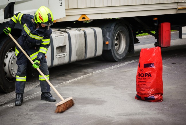 LKW-Sattelzug blieb bei Hochburg-Ach in Kehre stecken