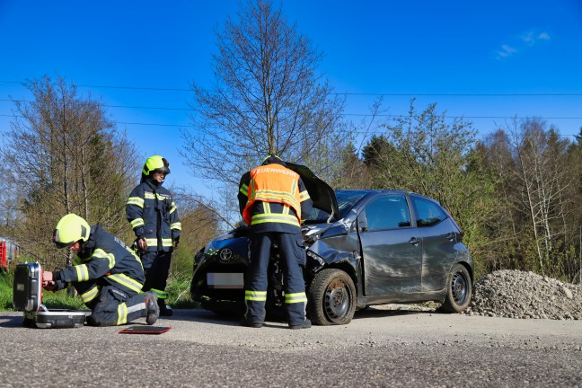 PKW bei Verkehrsunfall in Vorderweißenbach von der Straße abgekommen