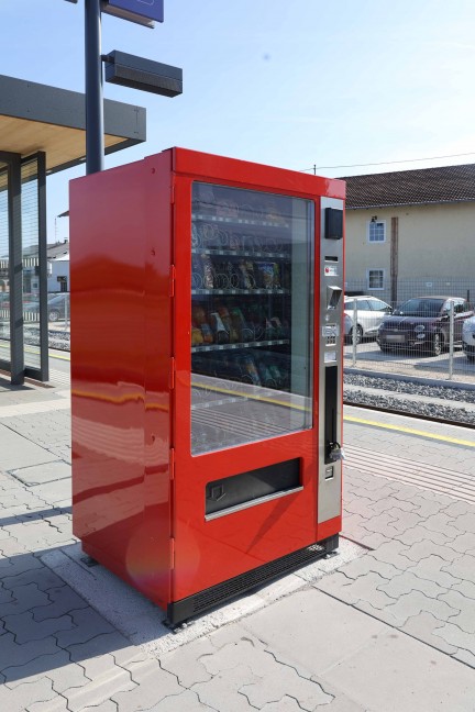 "Na Moizeit": Jugendliche rumten Lebensmittelautomat auf Bahnhsteig in Mauerkirchen leer