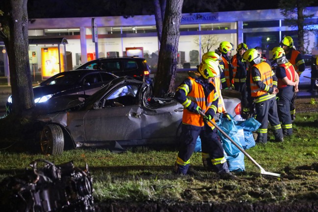 Auto völlig eingedrückt: Lenker kracht bei Unfall in Traun mit PKW gegen Baum und Oberleitungsmast