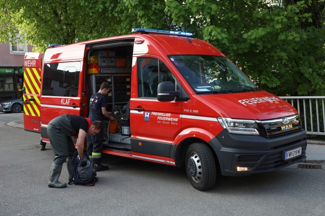 Kennzeichentafel in Wels-Innenstadt durch Feuerwehr aus M�hlbach geborgen