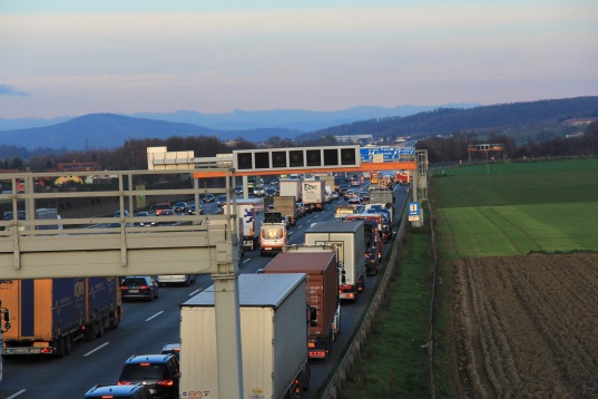 LKW auf der Westautobahn beim Knoten Linz in Vollbrand