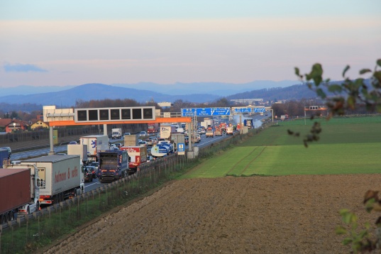 LKW auf der Westautobahn beim Knoten Linz in Vollbrand