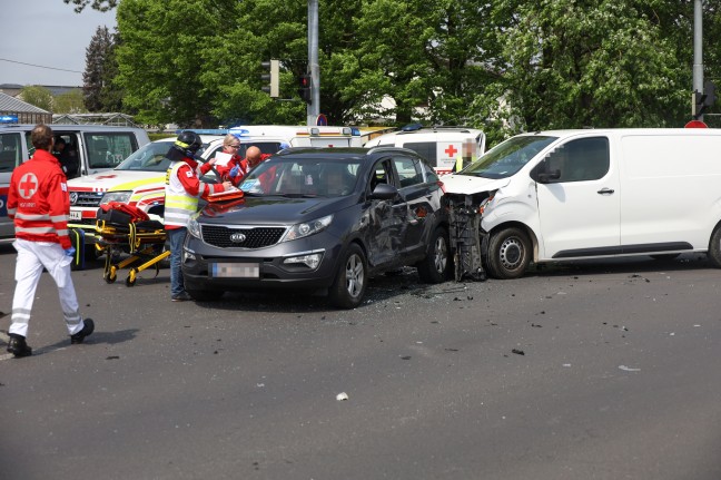 Sechs Verletzte bei schwerem Kreuzungscrash auf Pyhrnpass Strae in Wels-Pernau