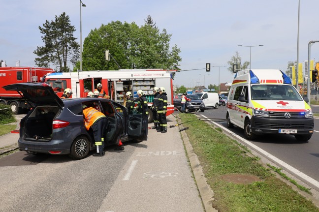 Sechs Verletzte bei schwerem Kreuzungscrash auf Pyhrnpass Strae in Wels-Pernau