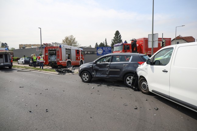 Sechs Verletzte bei schwerem Kreuzungscrash auf Pyhrnpass Strae in Wels-Pernau