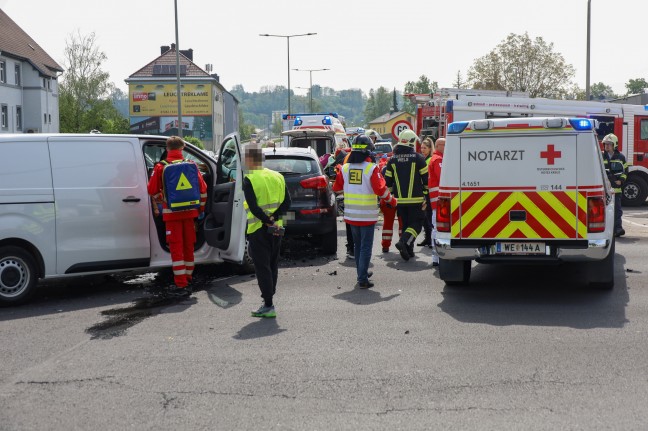 Sechs Verletzte bei schwerem Kreuzungscrash auf Pyhrnpass Strae in Wels-Pernau