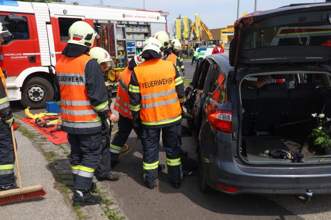 Sechs Verletzte bei schwerem Kreuzungscrash auf Pyhrnpass Strae in Wels-Pernau