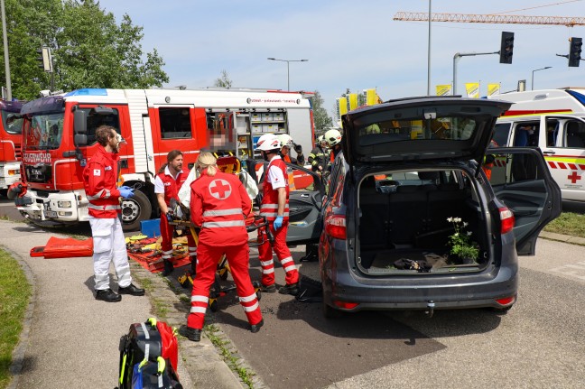 Sechs Verletzte bei schwerem Kreuzungscrash auf Pyhrnpass Strae in Wels-Pernau