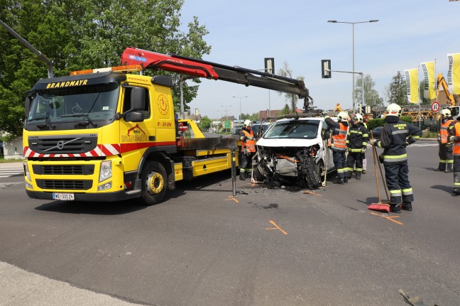 Sechs Verletzte bei schwerem Kreuzungscrash auf Pyhrnpass Strae in Wels-Pernau