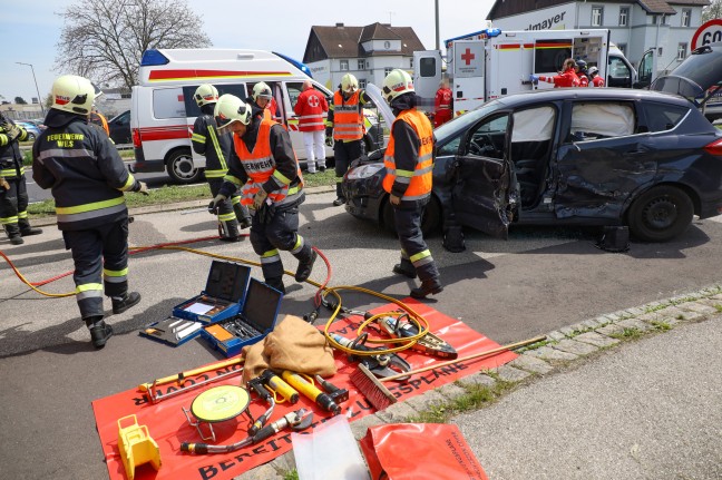 Sechs Verletzte bei schwerem Kreuzungscrash auf Pyhrnpass Strae in Wels-Pernau