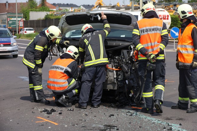 Sechs Verletzte bei schwerem Kreuzungscrash auf Pyhrnpass Strae in Wels-Pernau