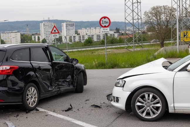 Kreuzungsunfall auf Lamprechtshausener Straße bei Braunau am Inn fordert eine verletzte Person