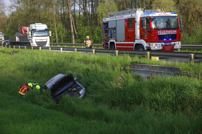 PKW nach Kollision mit Traktor bei Sattledt in Bschung gelandet