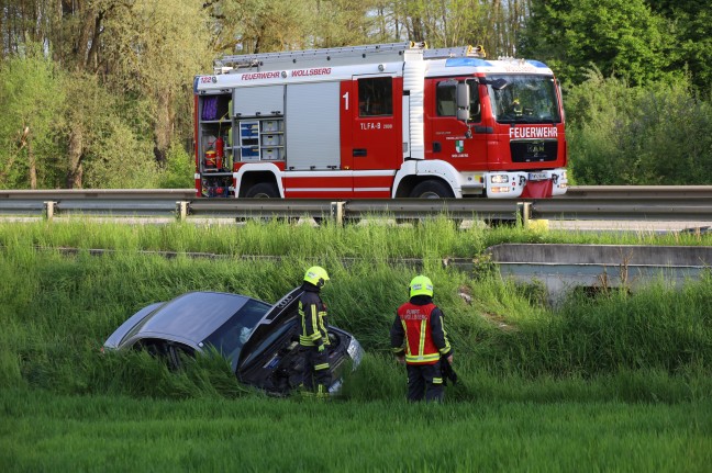 PKW nach Kollision mit Traktor bei Sattledt in Böschung gelandet