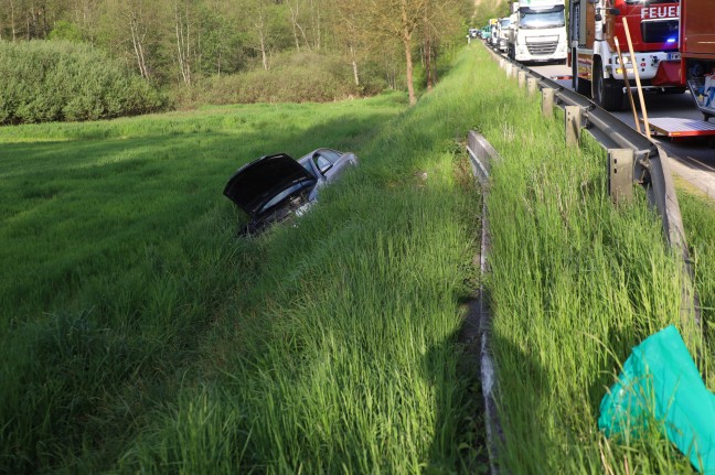 PKW nach Kollision mit Traktor bei Sattledt in Böschung gelandet