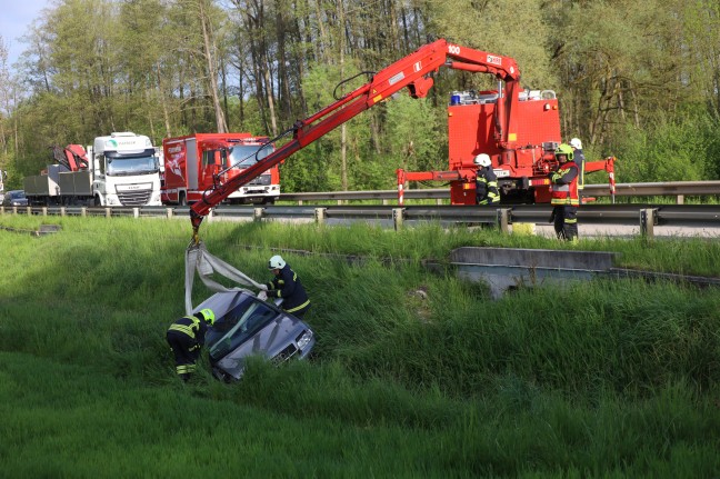 PKW nach Kollision mit Traktor bei Sattledt in Böschung gelandet