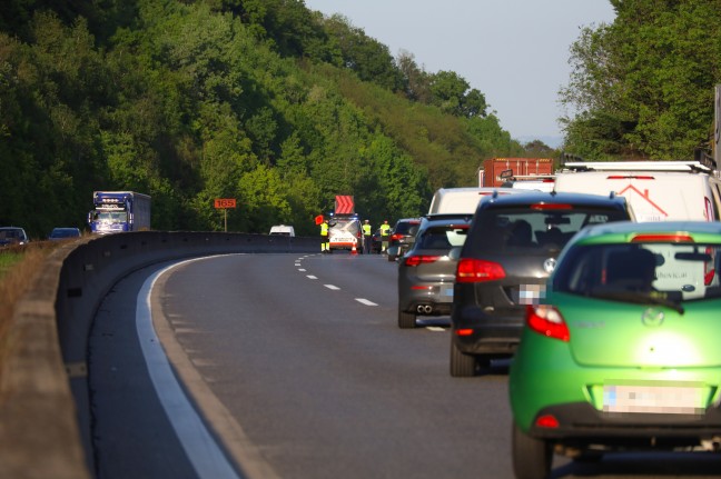 Schwerer Verkehrsunfall auf Westautobahn bei Linz-Ebelsberg