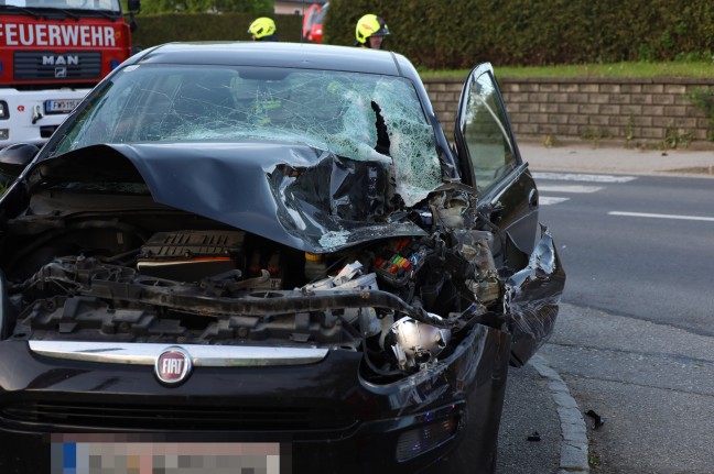 Autolenkerin bei Crash zwischen PKW und Traktor in Ried im Traunkreis schwer verletzt