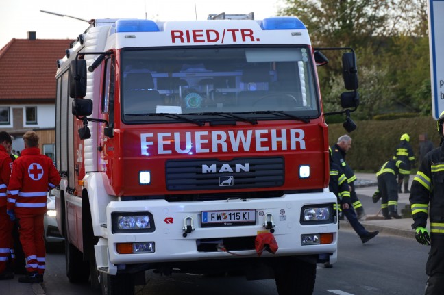 Autolenkerin bei Crash zwischen PKW und Traktor in Ried im Traunkreis schwer verletzt