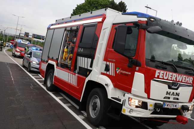 Kollision dreier Autos vor Kreuzungsbereich der Pyhrnpass Straße in Thalheim bei Wels