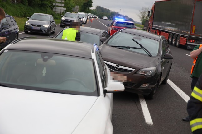 Kollision dreier Autos vor Kreuzungsbereich der Pyhrnpass Straße in Thalheim bei Wels