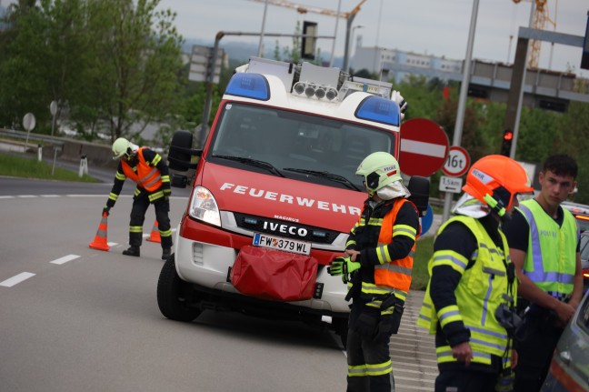 Kollision dreier Autos vor Kreuzungsbereich der Pyhrnpass Strae in Thalheim bei Wels