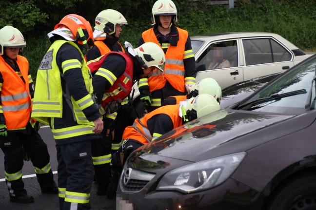 Kollision dreier Autos vor Kreuzungsbereich der Pyhrnpass Strae in Thalheim bei Wels