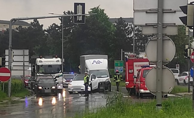Verkehrsunfall zwischen Klein-LKW und PKW in Wels-Neustadt endet glimpflich