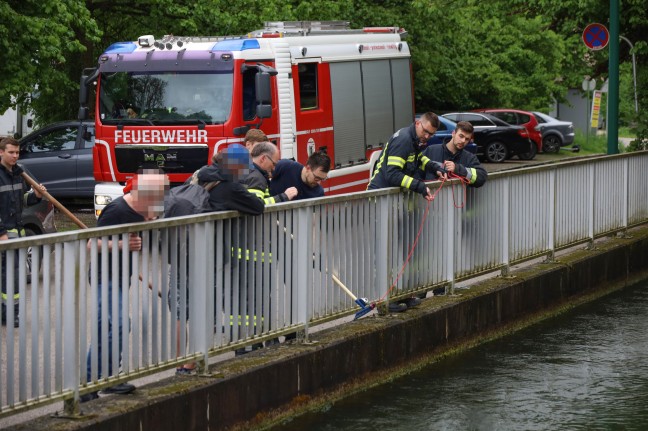 Einsatzkräfte der Feuerwehr erneut "zum Fischen" an den Mühlbach in Wels-Innenstadt ausgerückt