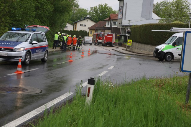 Auto bei schwerem Verkehrsunfall in Tollet im Kroisbach gelandet