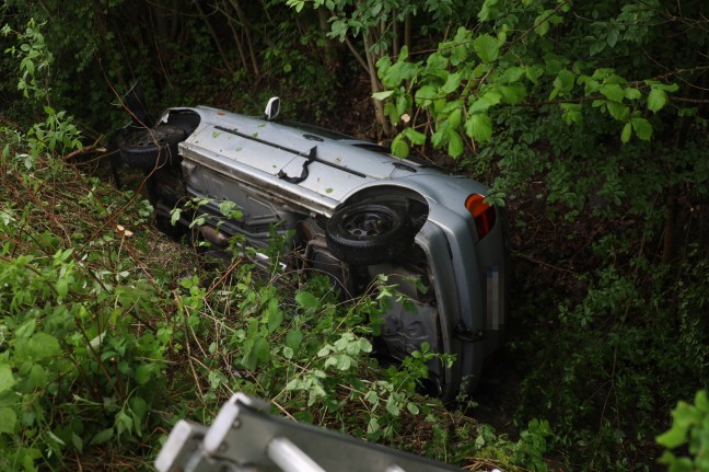 Auto bei schwerem Verkehrsunfall in Tollet im Kroisbach gelandet