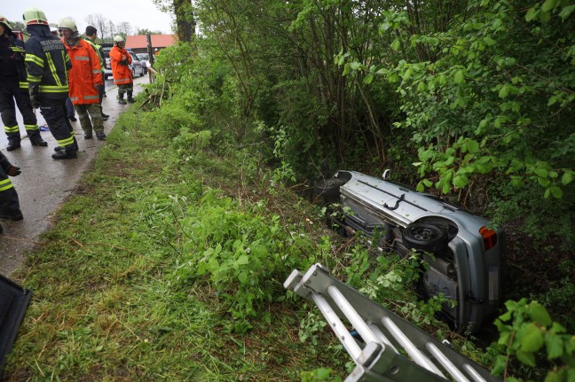 Auto bei schwerem Verkehrsunfall in Tollet im Kroisbach gelandet