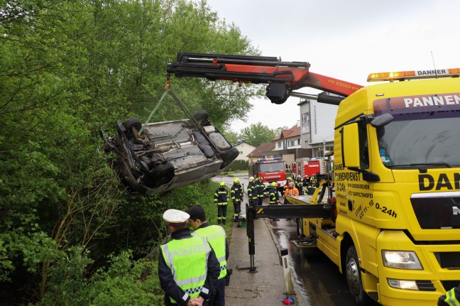 Auto bei schwerem Verkehrsunfall in Tollet im Kroisbach gelandet