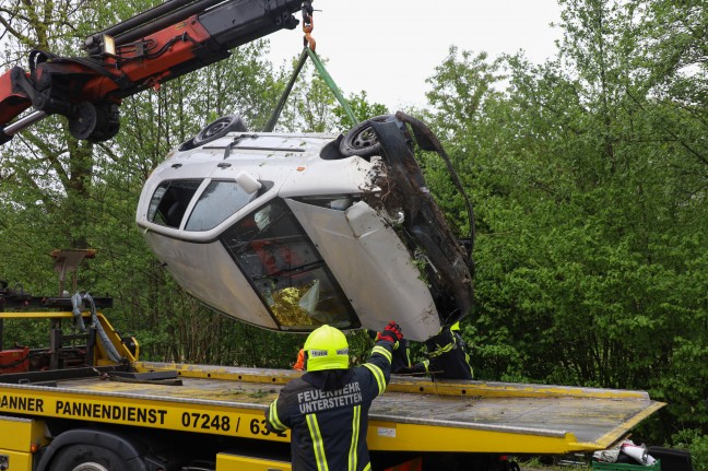 Auto bei schwerem Verkehrsunfall in Tollet im Kroisbach gelandet