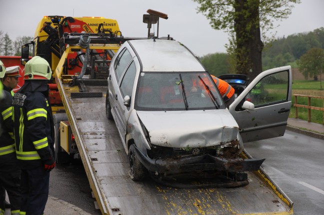 Auto bei schwerem Verkehrsunfall in Tollet im Kroisbach gelandet