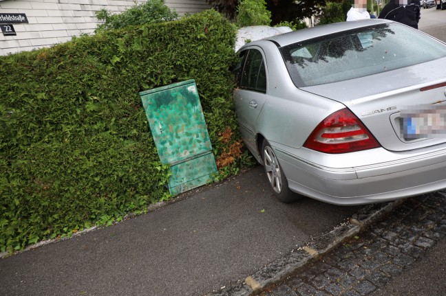 Ab durch die Hecke: Auto bei Unfall in Traun in Gartenzaun geprallt