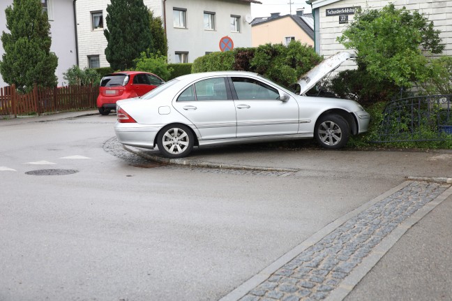 Ab durch die Hecke: Auto bei Unfall in Traun in Gartenzaun geprallt