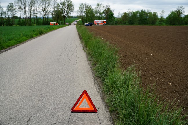 Auto nach Kreuzungskollision in Leonding in angrenzendes Feld berschlagen