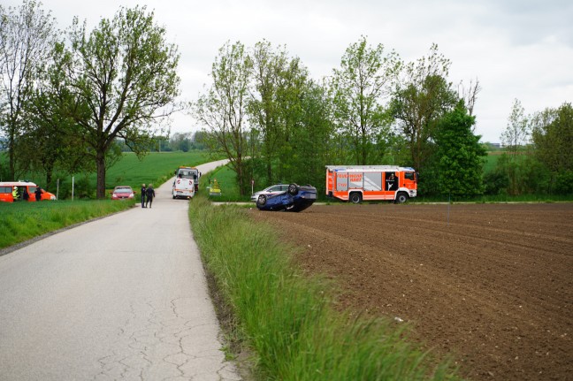 Auto nach Kreuzungskollision in Leonding in angrenzendes Feld überschlagen