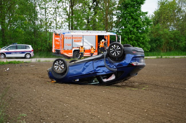 Auto nach Kreuzungskollision in Leonding in angrenzendes Feld berschlagen