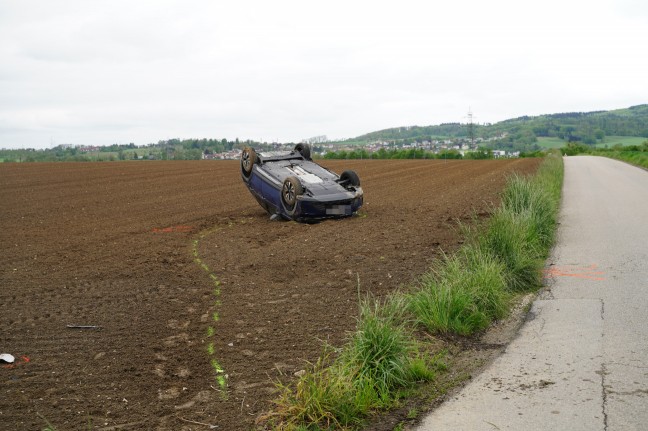 Auto nach Kreuzungskollision in Leonding in angrenzendes Feld berschlagen