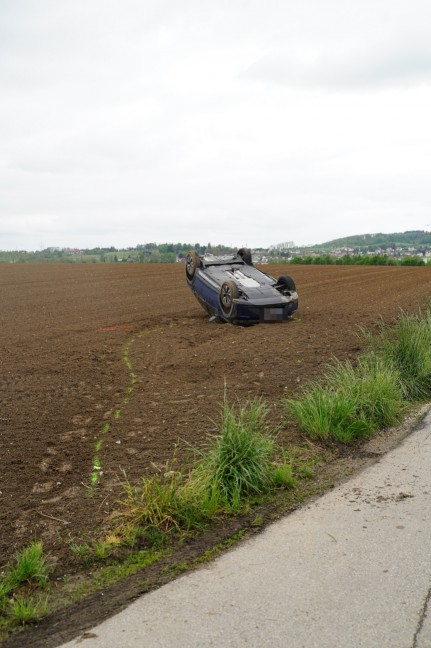 Auto nach Kreuzungskollision in Leonding in angrenzendes Feld berschlagen