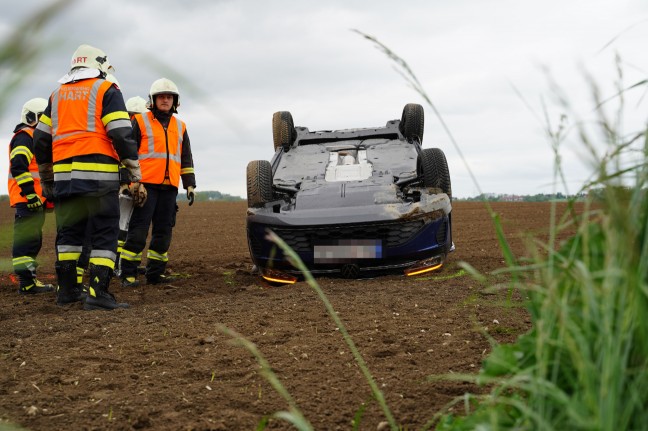 Auto nach Kreuzungskollision in Leonding in angrenzendes Feld überschlagen