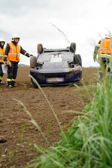 Auto nach Kreuzungskollision in Leonding in angrenzendes Feld berschlagen