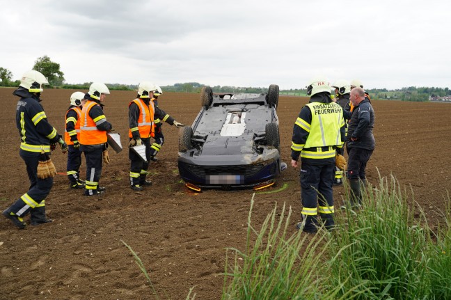 Auto nach Kreuzungskollision in Leonding in angrenzendes Feld berschlagen