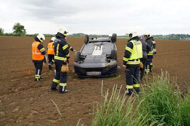 Auto nach Kreuzungskollision in Leonding in angrenzendes Feld berschlagen